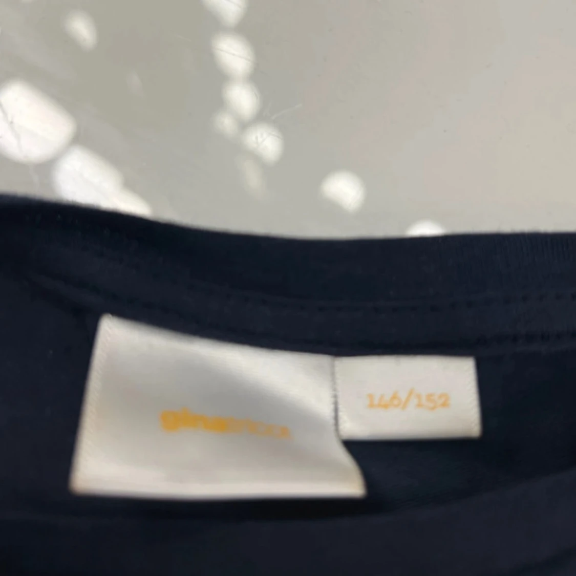 Mörkblå topp med volang från Gina Tricot - 2