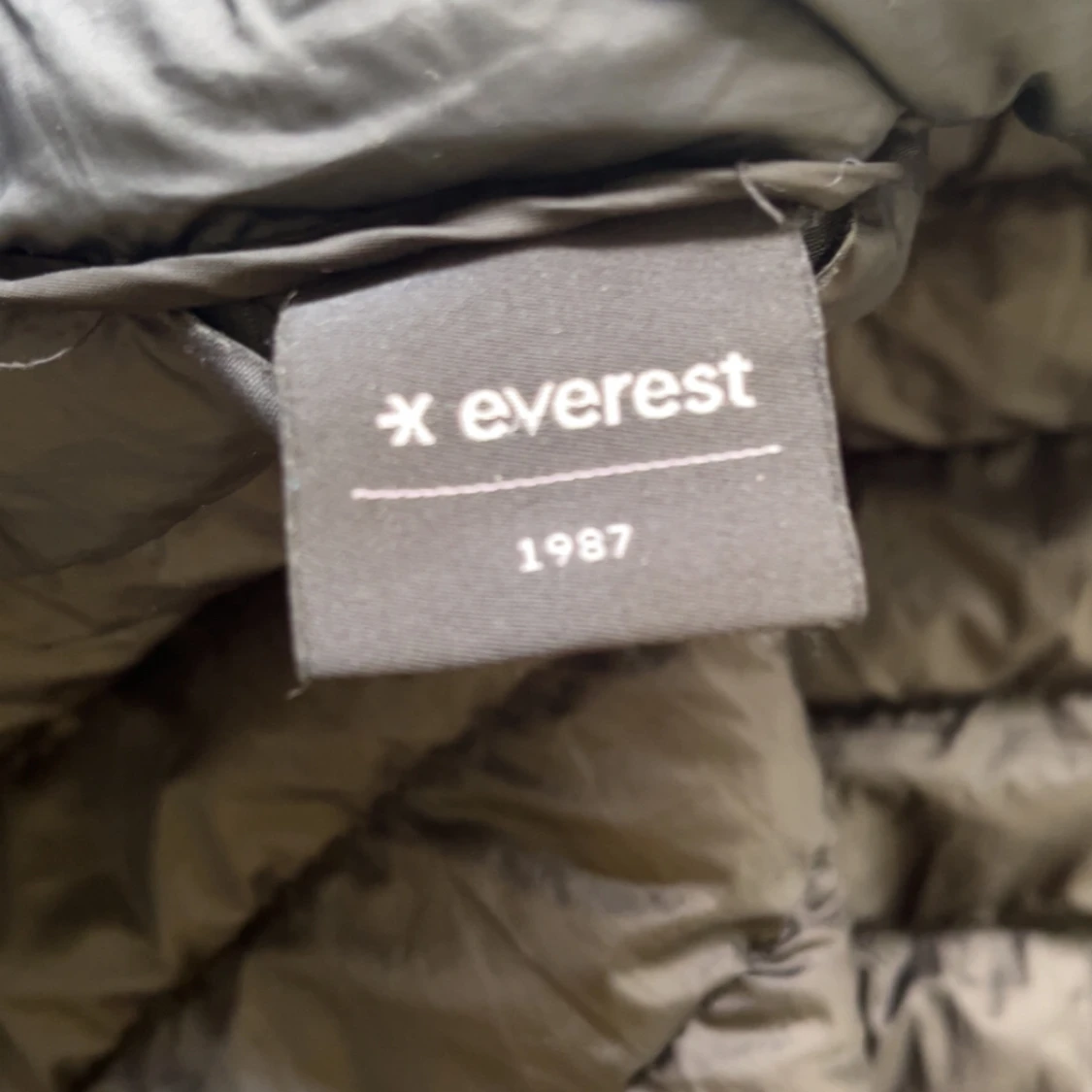 Svart dunväst från Everest - 3