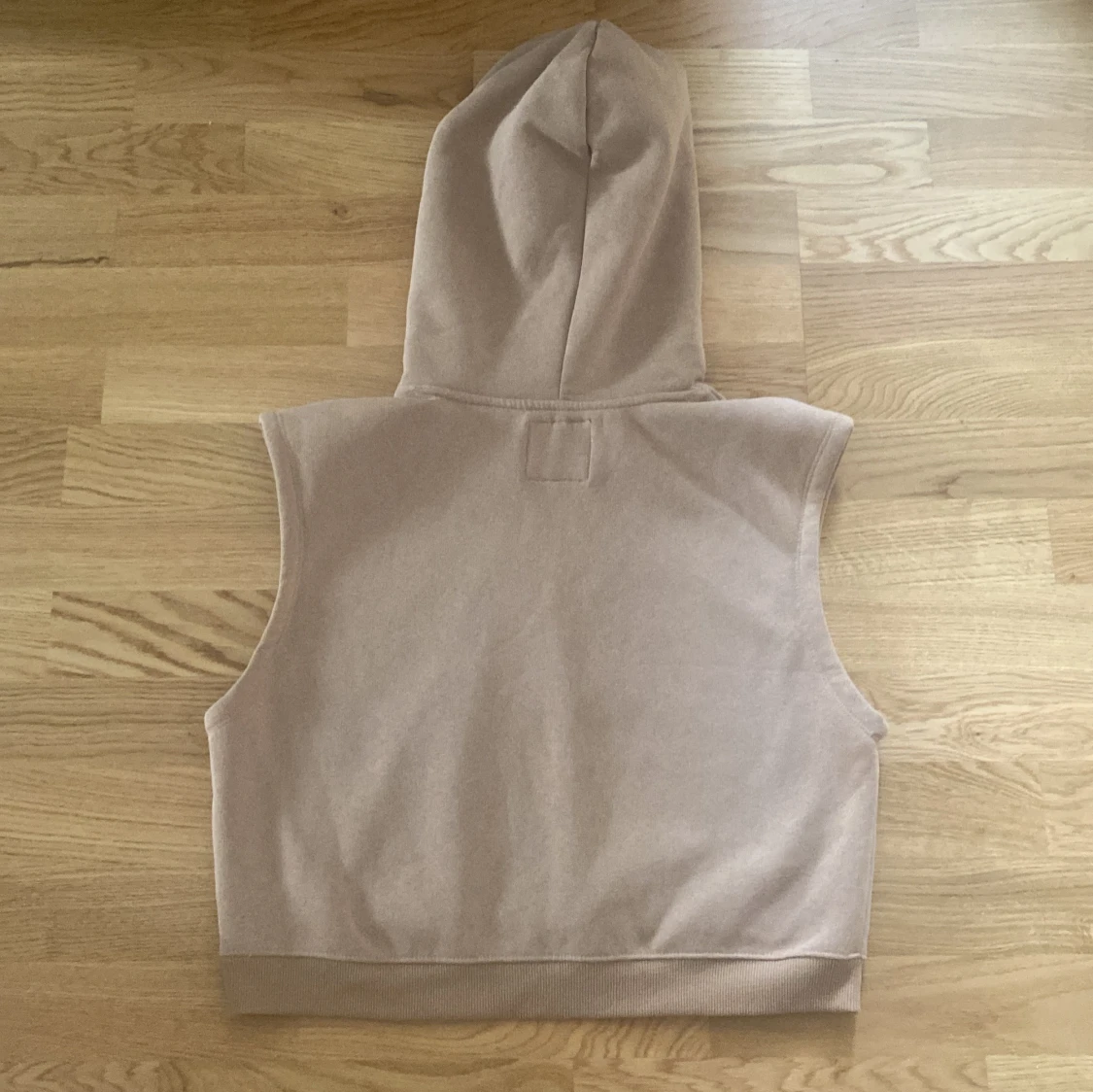Beige croppad hoodie utan ärmar - 1