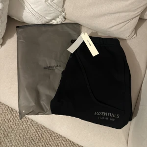 Essentials FOG byxor - Breda FOG essentials byxor. 10/10 Säljes eftersom dem inte passar.   Perfekta inför höst/vinter säsong