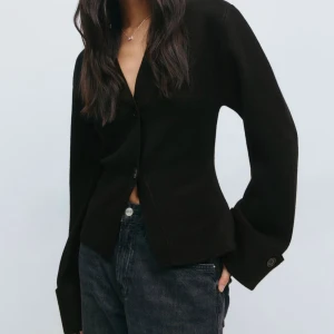 kofta ginatricot  - knitted sculpted cardigan från ginatricot i svart ✨✨✨ helt oanvänd med prislapp kvar!!! säljer både en i s och m