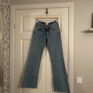 Blå bootcutjeans från Abrand  - Snygga blå jeans i modellen 99 Low Boot med klassisk bootcut och låg midja. Knappt använda så i väldigt bra skick 🤗