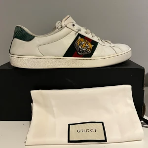 Gucci ace tiger - Säljer mina grymt feta Gucci ace tiger. Skorna är i fint skick. Det är storlek 43 och sitter som vanliga 43. Skorna samt dustbag ingår. Skorna är självklart äkta, finns även orderbekräftelse från en av de kändaste leverantörerna. Ny pris 8000 vårt pris 1750!🤝🤩Bara skriva vid minsta lilla fundering:) // Ds.resell