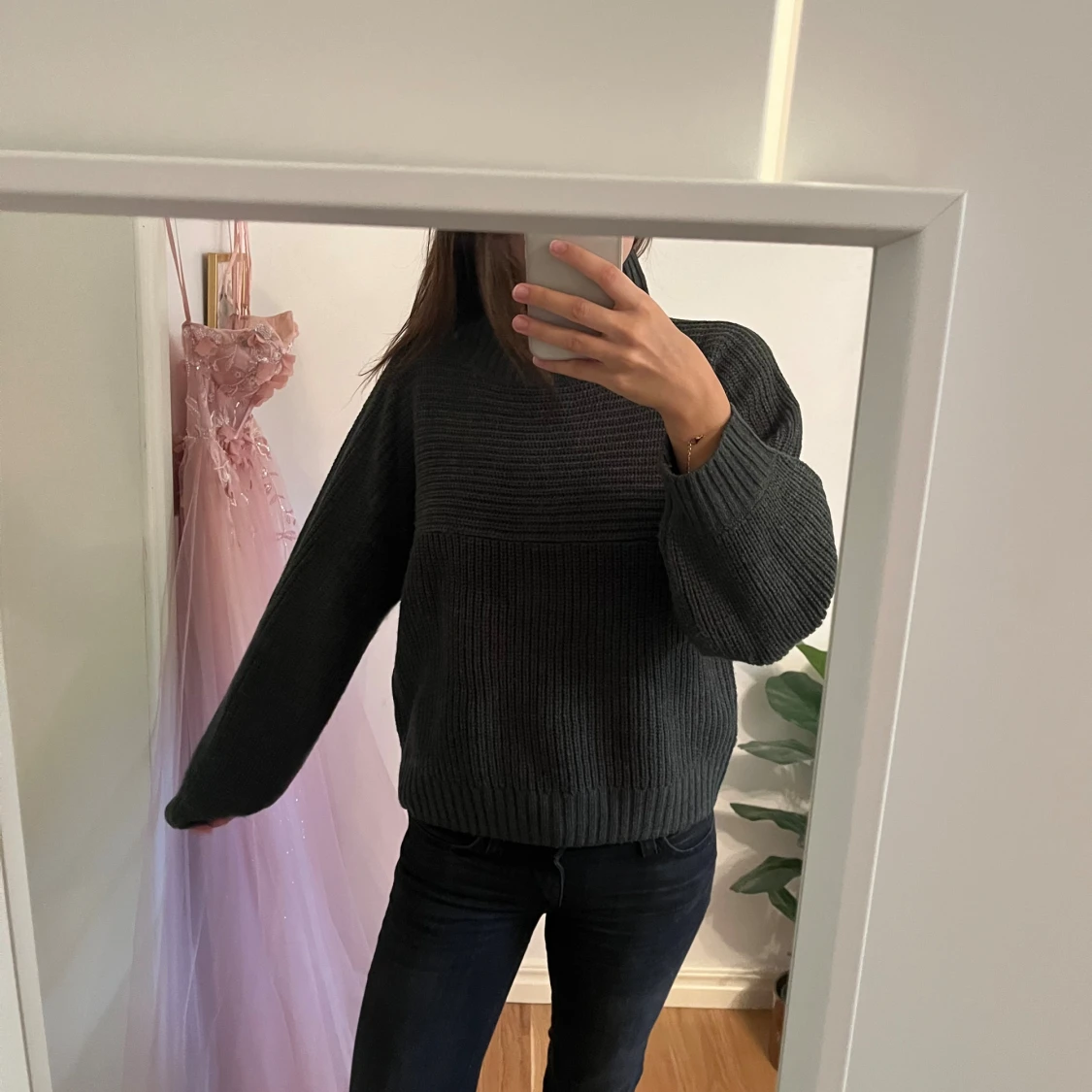 Mörkgrön stickad tröja med polokrage - 1