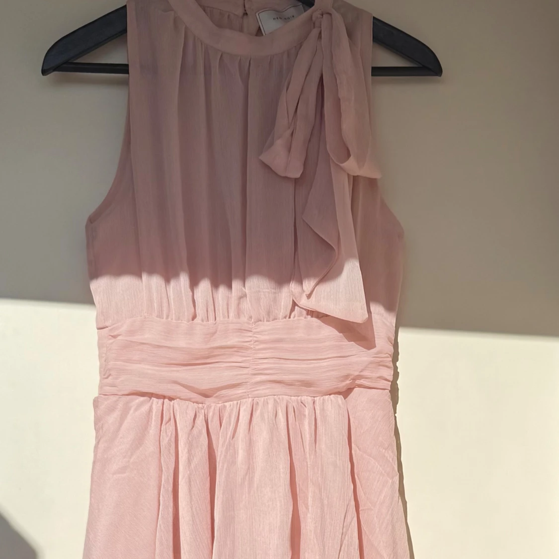 Ljusrosa volangklänning från Neo Noir - 1