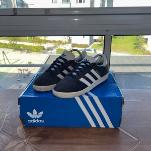 Adidas Gazelle - Mörkblå Adidas Gazelle i storlek 36 Skorna är varsamt använda och därför i fin fint skick! Skriv för frågor eller prisförslag😊