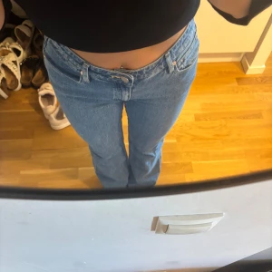 A- Brand jeans - Jeans ifrån A- brand i storlek 26, AU 8, 95 Mid boot. Relativt oanvända och snygga jeans, nypris 999, mitt pris 420