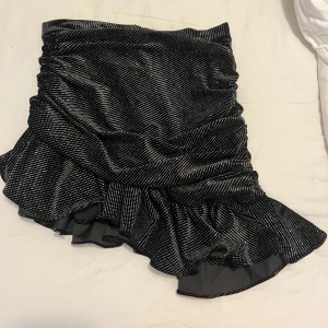 Glitterkjol zara -  Perfekt för hösten nu. Storlek L men har sytt in den lite i midjan så att den passar medium men det borde ej vara någons problem med att sprätta upp sömmen. Skulle uppskatta storleken som en m/l