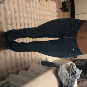 Mörkblå jeans - Snygga mörkblåa jeans. Jeansen har normal midja och är i stretchigt denim💙