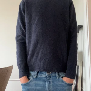 Mörkblå stickad tröja Massimo Dutti - Säljer en mörkblå stickad tröja från Massimo Dutti. Storleken är S men sitter som Xs. Skicket är bra och finns inga defekter. ✅Jag på bilden är 170 och väger 50kg. 📏 Skriv till mig om du har några funderingar! 👊🏼/Gustav