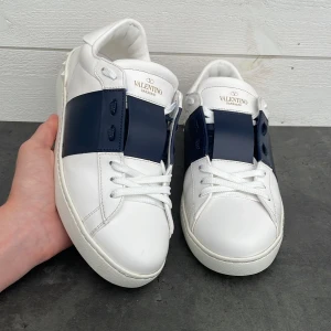 Valentino Open Navy  - Äkta Valentino open navy i riktigt fint skick i storlek 41. Nypris 7.000 kr! Endast skorna ingår. Inga scambud! 9/10 skick har en liten defekt. Skriv för mer bilder. Har ett dåligt omdöme skriv om du vill ha info 