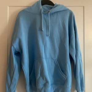 Ljusblå hoodie från bikbok - Säljer en ljusblå hoodie från bikbok i storlek M