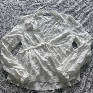 Vit blus  - Super gullig blus från NA-KD. Kommer inte till användning längre💕storlek 34