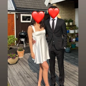 Vit mini klänning - Vit mini klänning som har snören baktill, går även att justera hur lågt/högt du vill att klänningen ska vara framtill. Endast använd en gång.