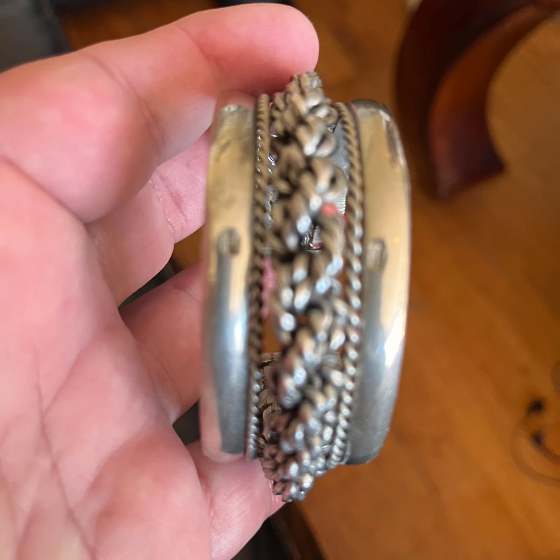Brett silverfärgat armband med flätad detalj - 2