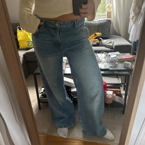 Låg midjade baggy jeans  - Jeans från Supré som är låg midjade och baggy och i storlek 12. Säljer även dessa i samma storlek och modell i mörkare färg. Super bra skick, men har som en ljusare fläck (se sista bilden) som kom med när jag köpte jeansen, men inget som märks av.
