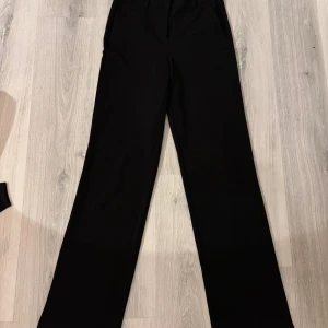 Kostymbyxa  - Svarta kostymbyxor från Vero Moda i rak modell med normal passform. Stl S/34