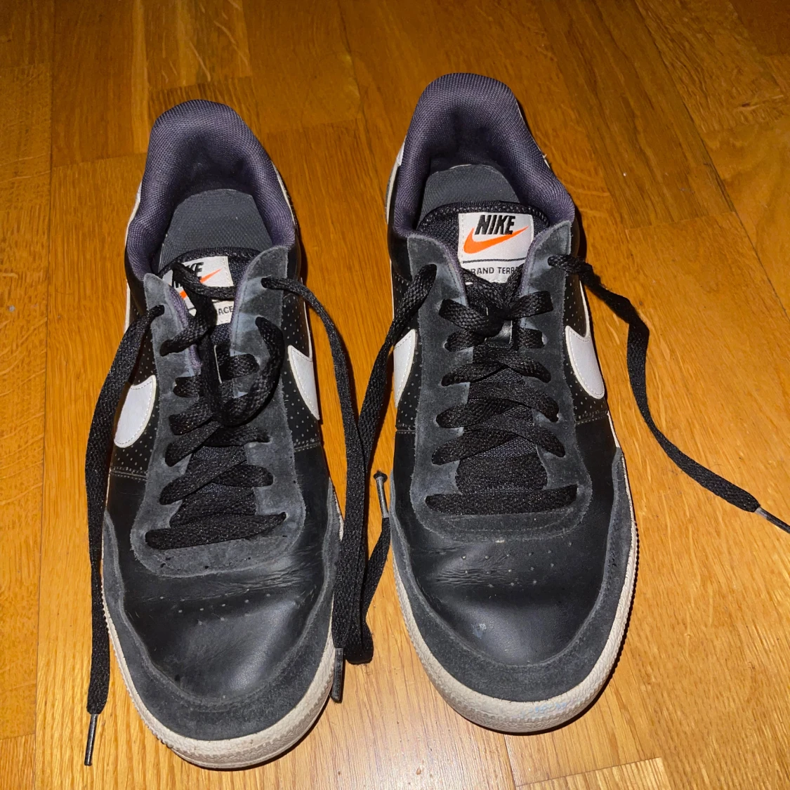 Svarta Nike sneakers med vit swoosh - 3