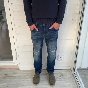Vintage jeans - Snygga jeans med slitningar och en snygg Fade! Modellen är 183cm. Skriv vid funderingar💬