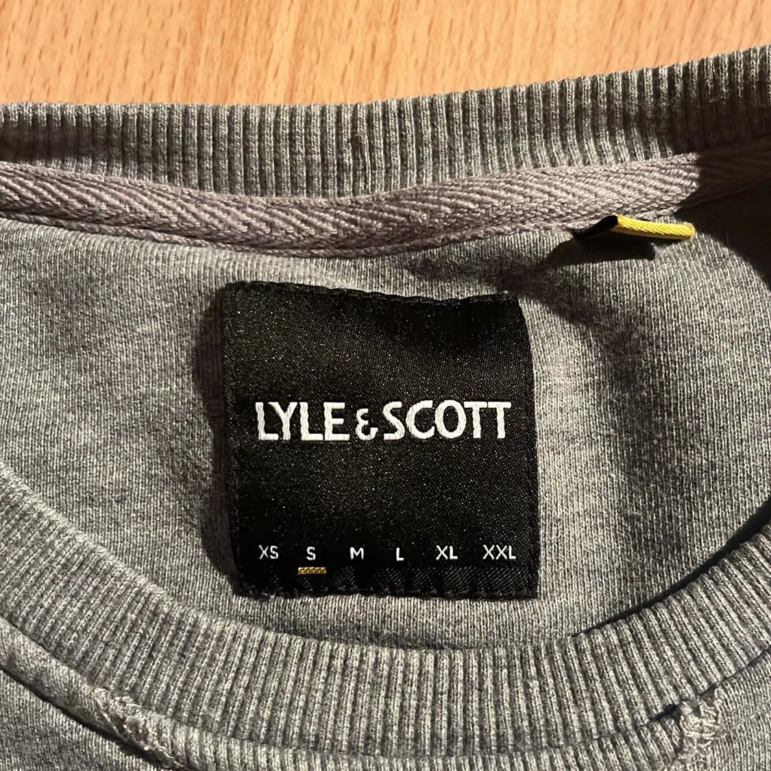 Grå sweatshirt från Lyle & Scott - 1