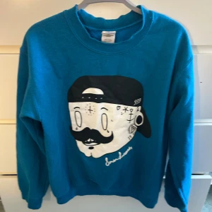 Blå tröja simon lusetti merch - Merch från ca 2016, sälj inte längre
