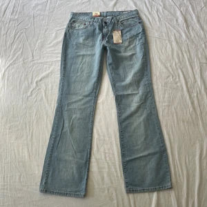 Lågmidjade jeans - Nya med papp kvar, mått: midjemått rakt över 40 höfter 51 grenhöjd 21,5 benöppning 25 innerbenslängd 84,5cm❤️ hon på bilden är 182cm