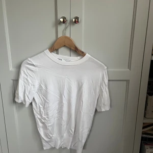 Stickad kortärmad tröja från Zara - Artikeln har används men inga defekter! Sorry för lite dåliga bilder där tröjan var skrynklig. Bara att skriva för frågor❣️