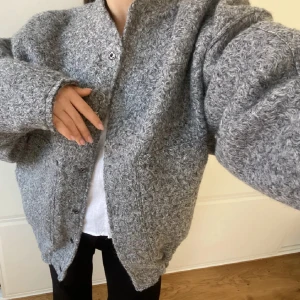 Grå zara jacka - Säljer min gråa zara jacka som jag har köpt här på Plick. Tyvär var lappen borta när jag köpte den men skulle säga att den är en storlek S. Är i bra skick <3