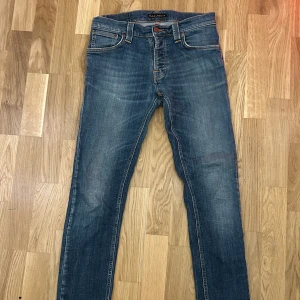 Blå Nudie Jeans  W30 L32 - Blå Nudie Jeans i Grim Tim modell. Bra skick (9/10). Hade ett hål vid ljumsken men har sytt igen hålet, men inget som syns vid användning. Riktigt sköna jeans nu till hösten. Skriv om ni är intresserade🙌🏻🙌🏻