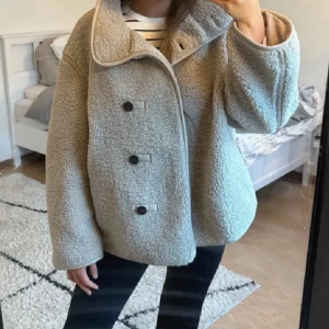 Beige höst jacka från hm - Super gullig och mysig jacka🤎