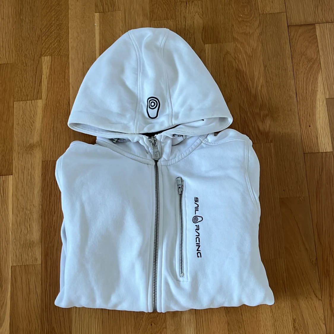 Vit hoodie från Sail Racing med dragkedja