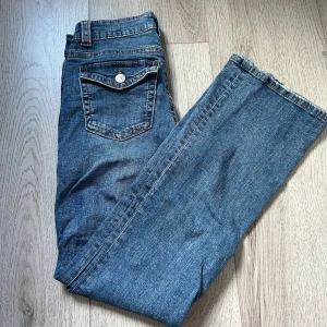 Jeans från GinaTricot - Snygga jeans från Gina som bara kommit till användning en gång🤎🧸🍂