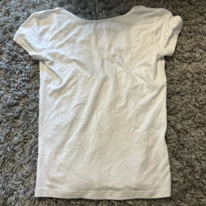 Vit t-shirt med öppen rygg - Fin vit t-shirt med öppen rygg.