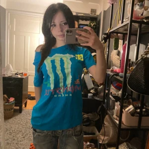 Monster energy t-shitt - Super snygg t-shirt med monster loggan och dc loggan på sig💙