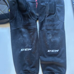 Damasker - Hockey/bandy damasker. Använda cirka 2 säsonger inom hockey och bandy samtidigt. Bra skick, hela. Finns lite missfärgningar, syns knappt i verkligheten, syns mer på bilderna. Sen på ena damasken är det några märken, se bild! 