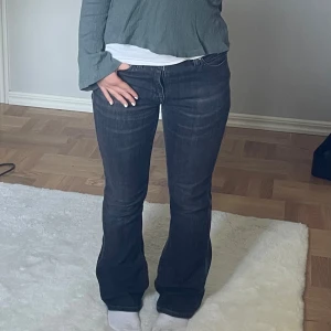 Svarta jeans från Tommy Hilfiger - Säljer ett par svarta lowwaist Tommy Hilfiger jeans!🤩De är i jättebra skick och i storlek 27/30❣️