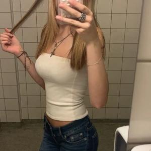 Vit tubtopp - Säljer en vit tube top eftersom den inte kommer till användning så ofta.