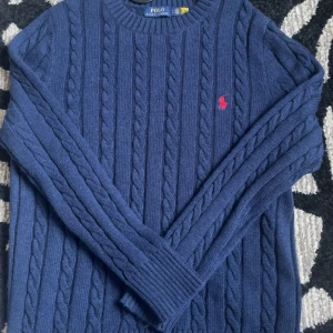 Ralph Lauren Kabelstickad mörkblå tröja - 9/10 skick                                                               Inga returer/byten