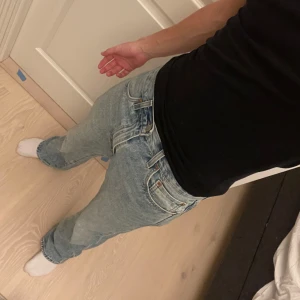 Levis Jeans  - Levis Jeans W29 L32. Som nya, inga defekter. Nypris 1150. Säljer billigt för vill bli av med dem!🤝