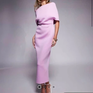 Ljuslila bardotklänning ASOS DESIGN - Säljer en ljuslila långklänning från ASOS. Beställde hem den inför ett bröllop men ångrade mig då jag hittade en ny. Aldrig använt enbart testat. ( PRISLAPP OCH ETIKETT FINNS KVAR PÅ KLÄNNING ) säljer den billigare då jag vill bli av med den.