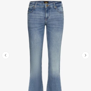 Blå bootcut jeans från Lee - Snygga ljusblå jeans från Lee med klassisk femficksdesign och bootcut-ben. Jeansen har låg midja och är tillverkade i mjukt denimtyg med lätt tvättad look. Perfekta för dig som gillar en avslappnad men trendig stil. Inte använda en enda gång köpta för 1100kr i butik❤️ stolek 25 pris kan diskuteras❤️