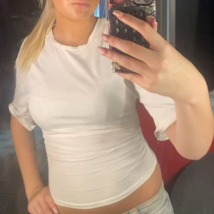 Vit tight t-shirt i bomull - Säljer en ribbad vit t shirt från Gina tricot, väldigt populära och i super fint skick. Har tröttnat på den för det är ända tröjan jag har på mig 🥹🥹