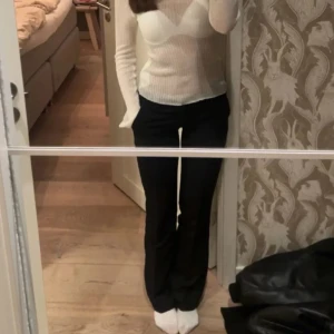 Kostymbyxor - Svart kostymbyxor från bikbok i modellen wera. Lågmidjade och bootcut. Storlek 34. Mycket bra skick! Använd gärna köp nu funktionen och jag postar via postnord!