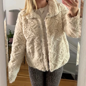 Beige teddyjacka  - Säljer nu dessa superfina, gosiga och fluffiga teddyjacka i beige med klassisk krage och knäppning framtill. Perfekt för att hålla sig varm men ändå ha en snygg look🫶🏻 Storlek M 