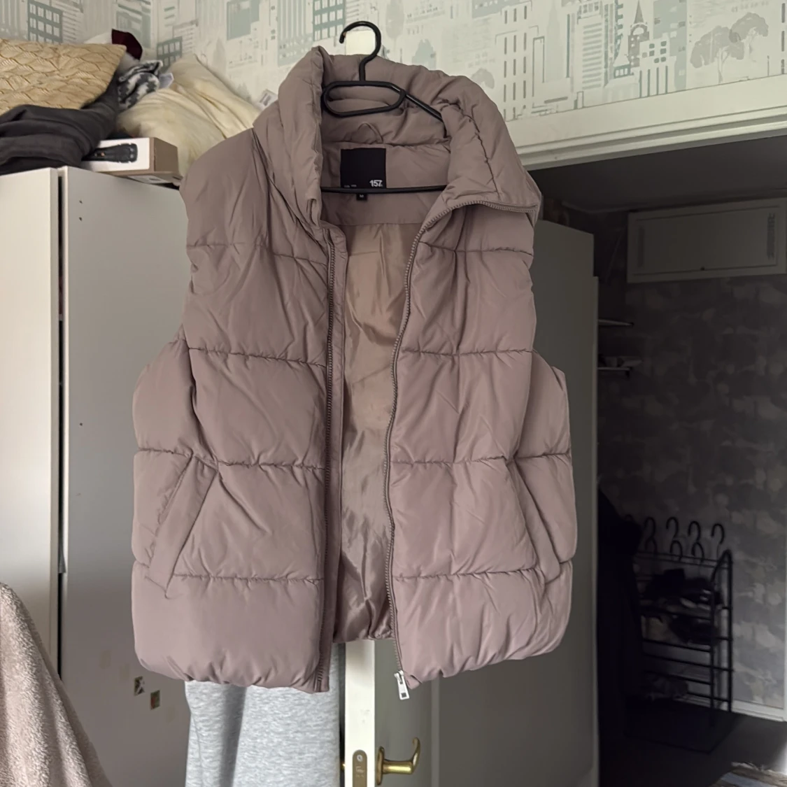 Beige dunväst från 157, storlek M - 1