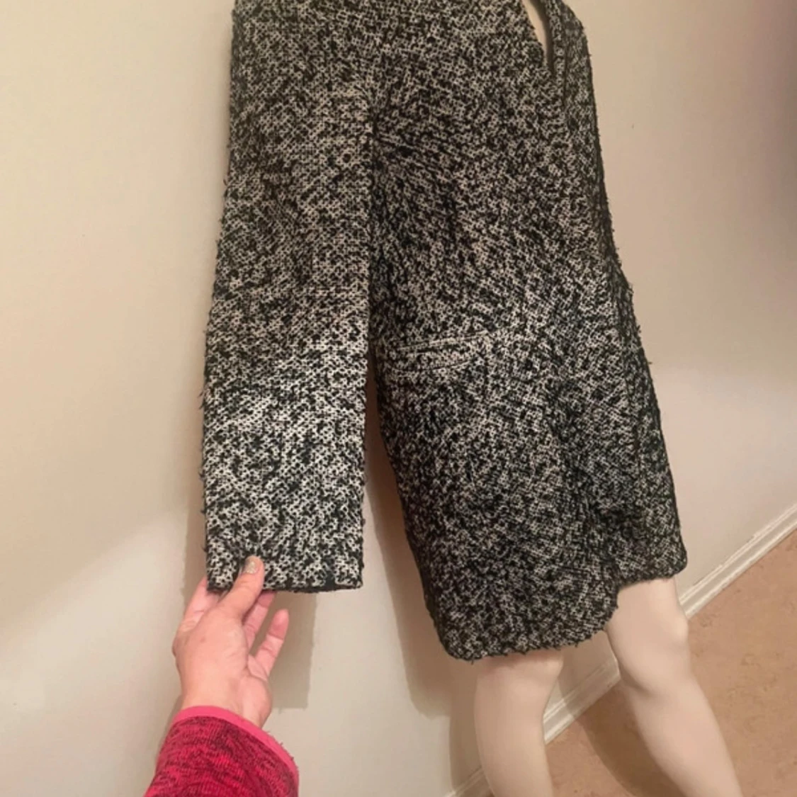 Svartvit kappa i grovstickad ullmix - 1