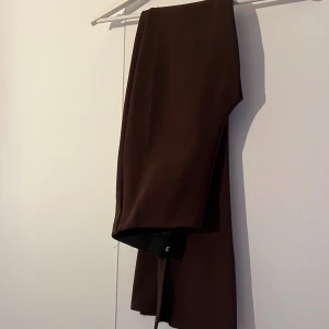 Bruna leggings med slits Zara - Bruna leggings med slits från Zara i stl Xs, använt skick.