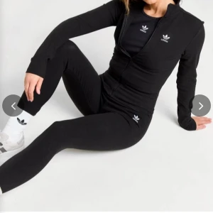 SÖKER ADIDAS KLÄDER! ÖNSKA KÖPA 🌸 - OBS!! ÖNSKAR KÖPA ADIDAS KLÄDER, SÄLJER EJ (LÅNADE BILDER FRÅN NÄTET)❗️älskar ADIDAS så jag söker alltså ifrån huvtröjor till byxor, leggings T-shirt och dress. Stl S/M rimligt pris. Även Nike och fila mottages med då jag har sportig stil,så är det intressant. Skicka vad ni har! 