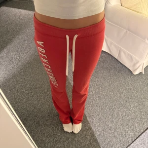 Abercrombie and Fitch  low waist mjukisbyxor❤️ - Supersnygga low waist byxor från abercrombie. De är bootcut och väldigt mjuka i materialet och är en gammal modell så de sälja inte längre.