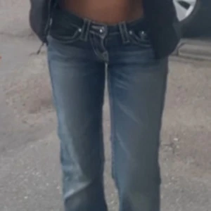 Låg midjade bootcut True Religion jeans - Mörkblå true religion jeans i storlek 25 som passar perfekt till någon som har XS eller XXS i sina kläder. I bra skick                                                      !!!pris kan diskuteras, svarar snabbt!!!